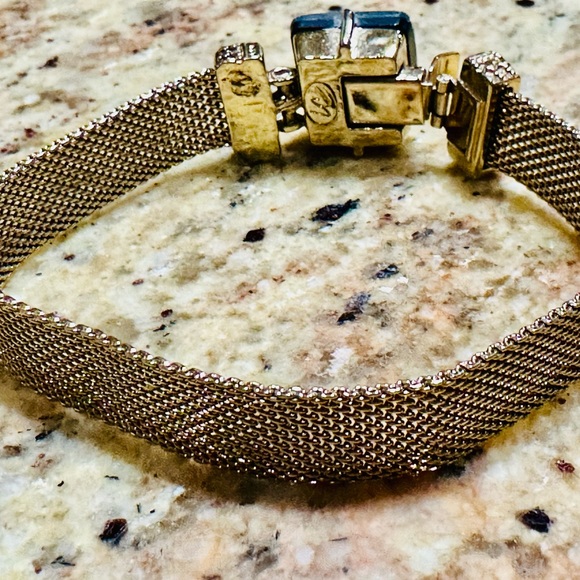 Vintage gold tone mesh style bracelet with mother of pearl design on clasp LC - Picture 4 of 4
